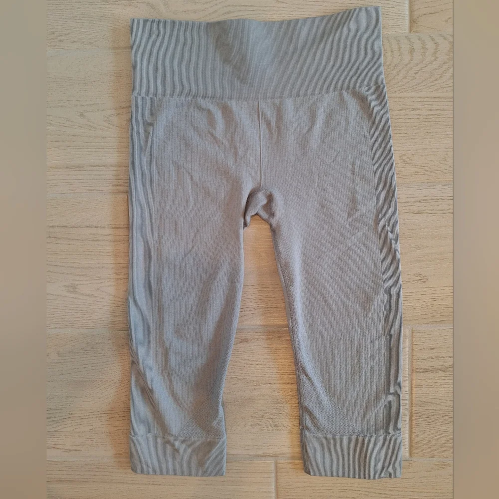 Lululemon Cropped Capri Gray Textured Compression Leggings - Size 6